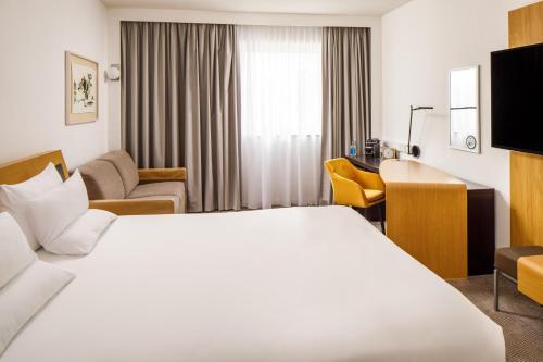 Novotel London Greenwich - Tap to explore photos