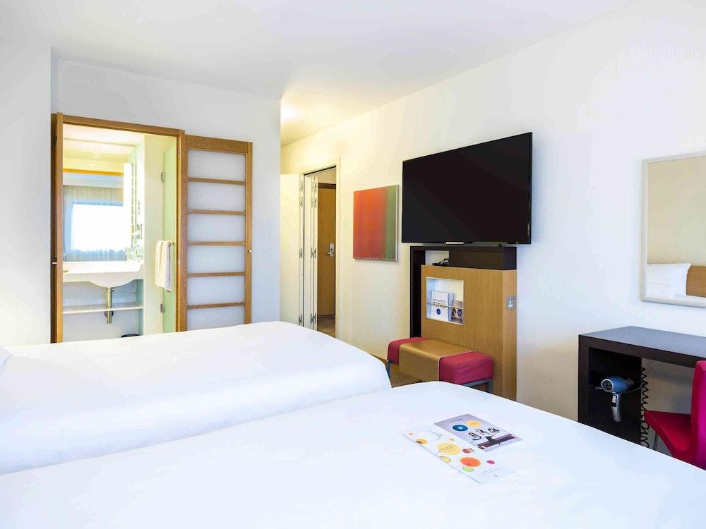 Novotel London Paddington - Tap to explore photos
