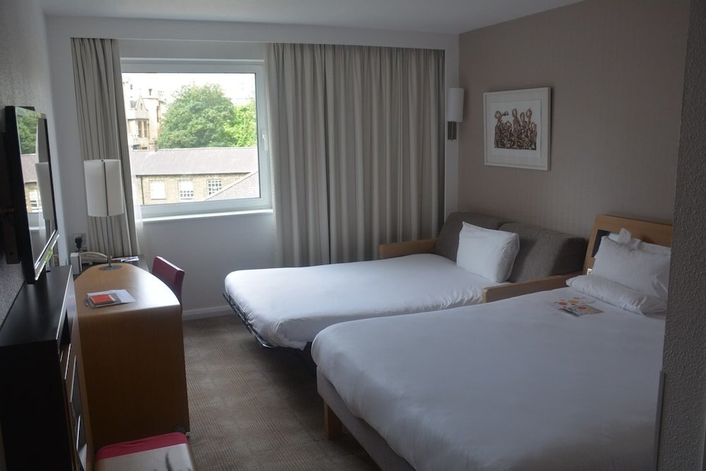Novotel London Waterloo Room Type - Superior Room with Queen-size bed and twin convertible sofa