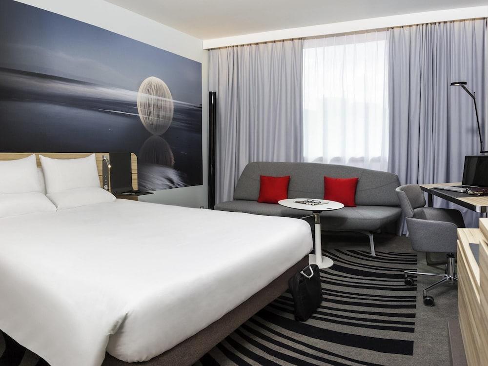 Novotel London Waterloo Room Type - Superior Room with Queen-size bed and convertible sofa Novotel London Waterloo Room Type - Superior Room with Queen-size bed and convertible sofa