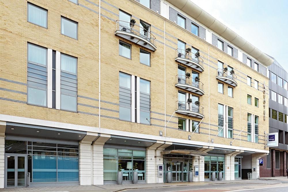 Novotel London Waterloo - Tap to explore photos