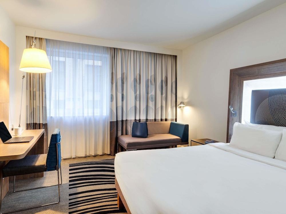 Novotel London Tower Bridge Room Type - Standard Room with queen size bed Novotel London Tower Bridge Room Type - Standard Room with queen size bed