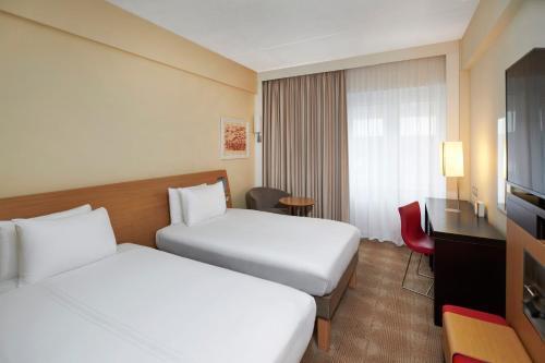 Novotel London West - Tap to explore photos