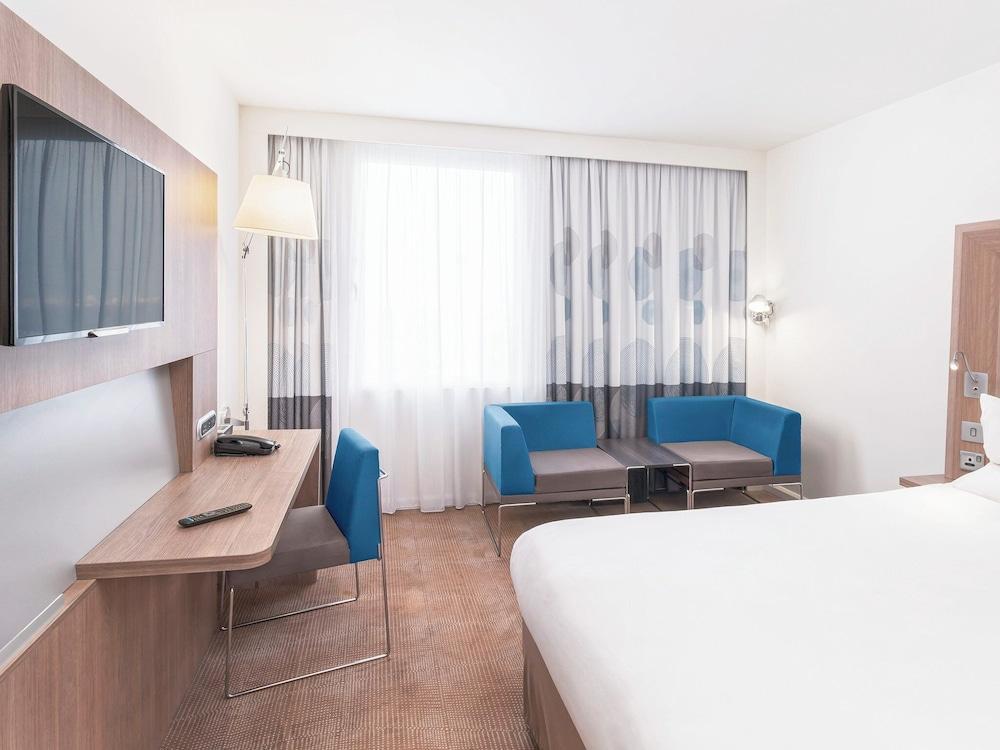 Novotel London ExCeL - Tap to explore photos