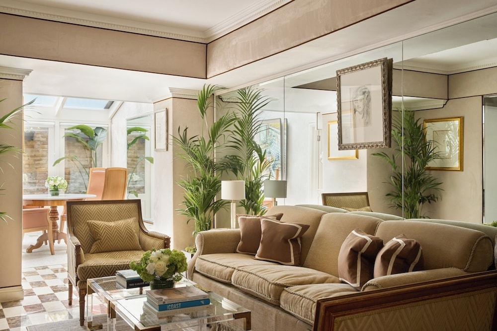 The Montague On The Gardens - Tap to explore photos