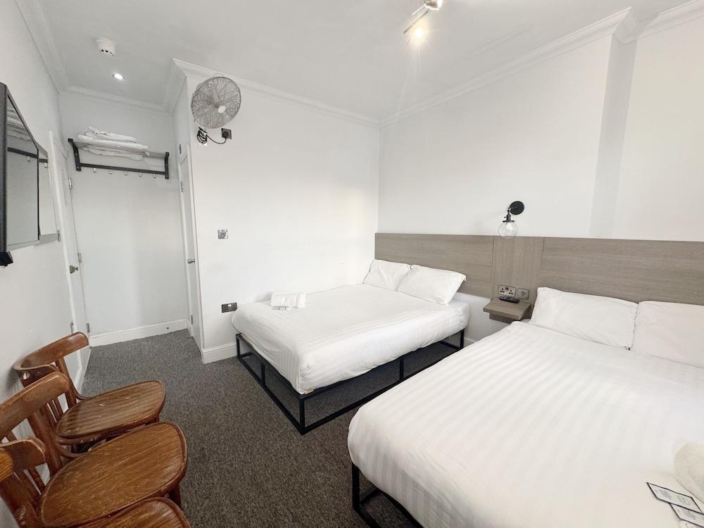 Plaza Hotel Hammersmith Room Type - Standard Quadruple Room