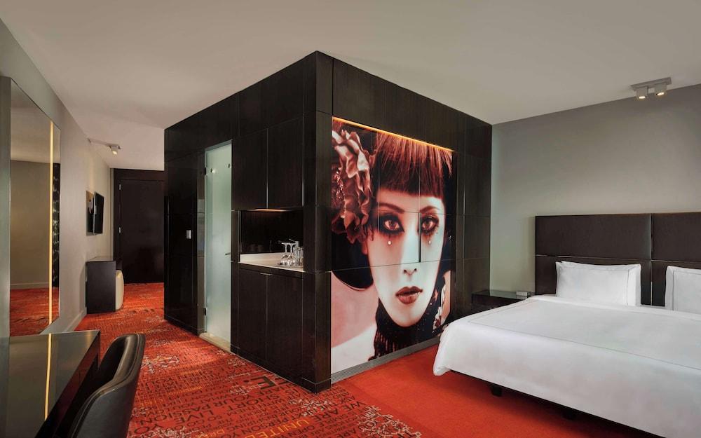 Park Plaza Westminster Bridge London Room Type - Studio Room-Big Ben View-1 King Park Plaza Westminster Bridge London Room Type - Studio Room-Big Ben View-1 King