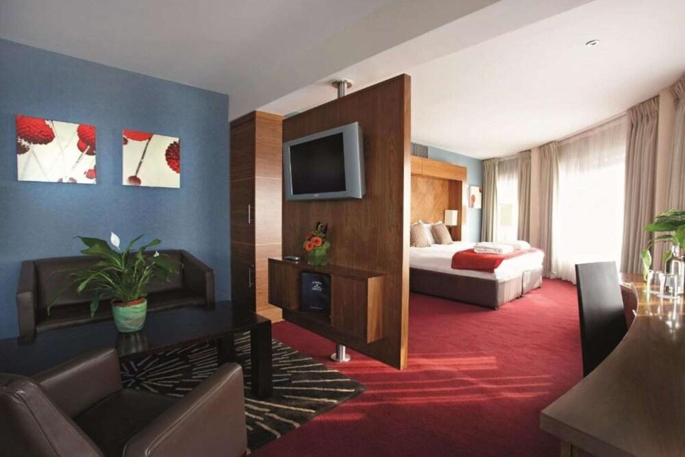 The Crown Hotel, Cricklewood (North West London), WorldHotels Distinctive Room Type - Suite-1 King Bed, Non-Smoking, Mini Fridge, Coffee Maker