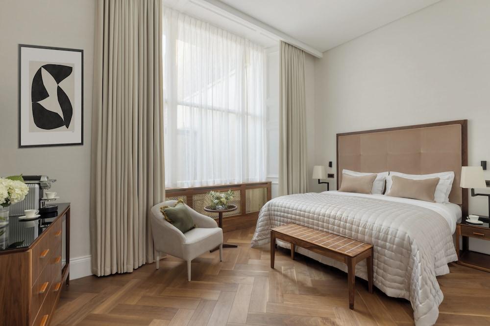 The Queen's Gate Hotel Room Type - Deluxe Club room