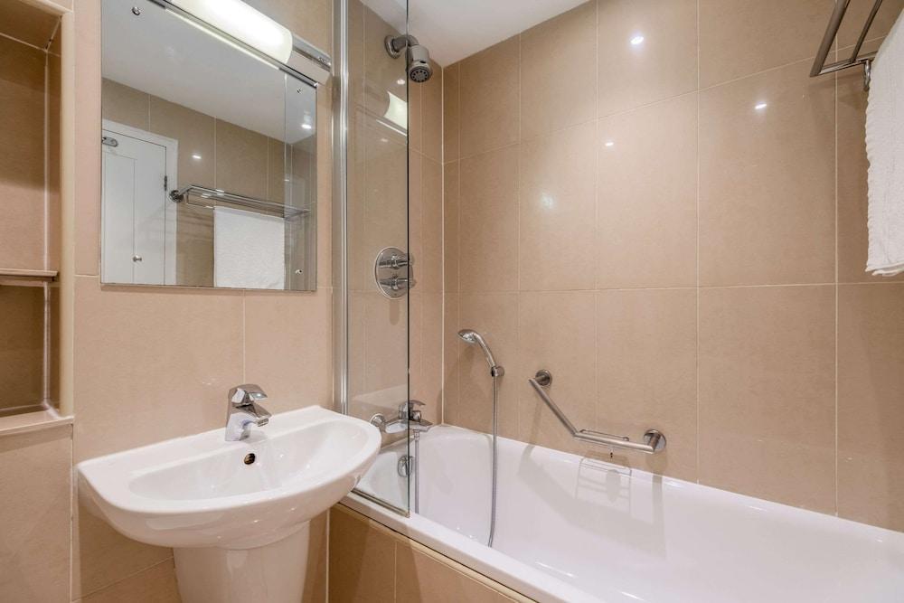 Quality Hotel Hampstead - Tap to explore photos