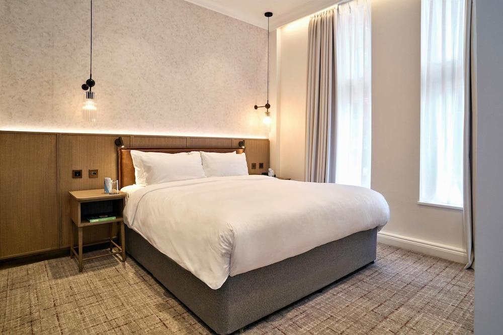 Radisson Blu Hotel, London Euston Square (formerly Grafton) Room Type - Junior Suite