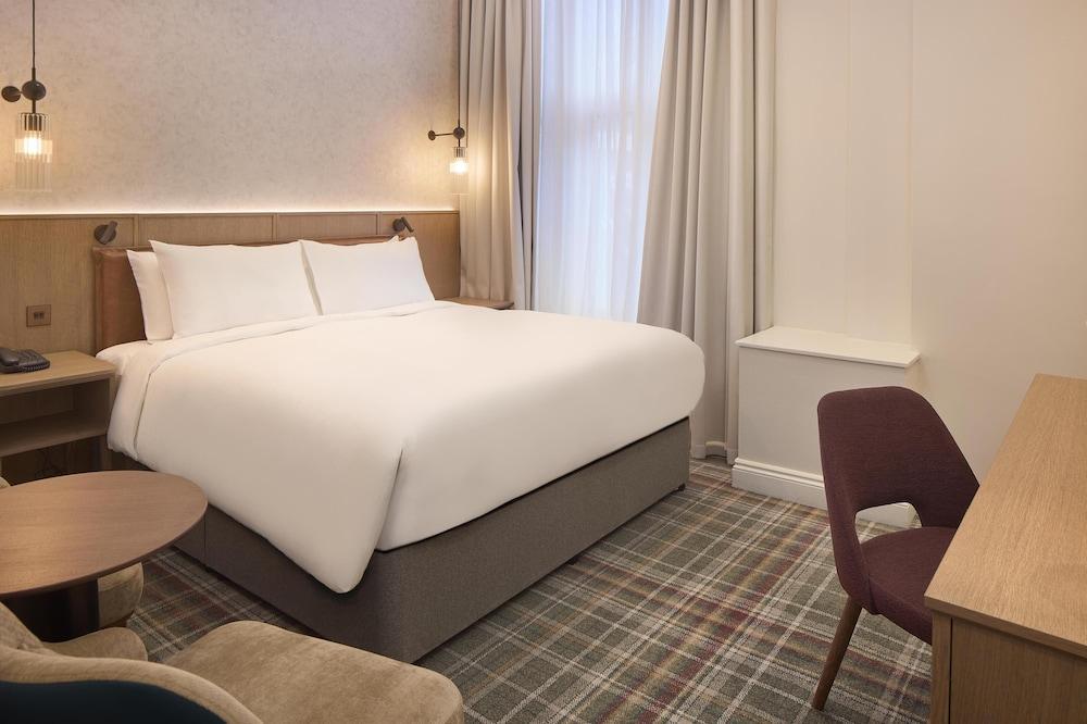 Radisson Blu Hotel, London Euston Square (formerly Grafton) - Tap to explore photos