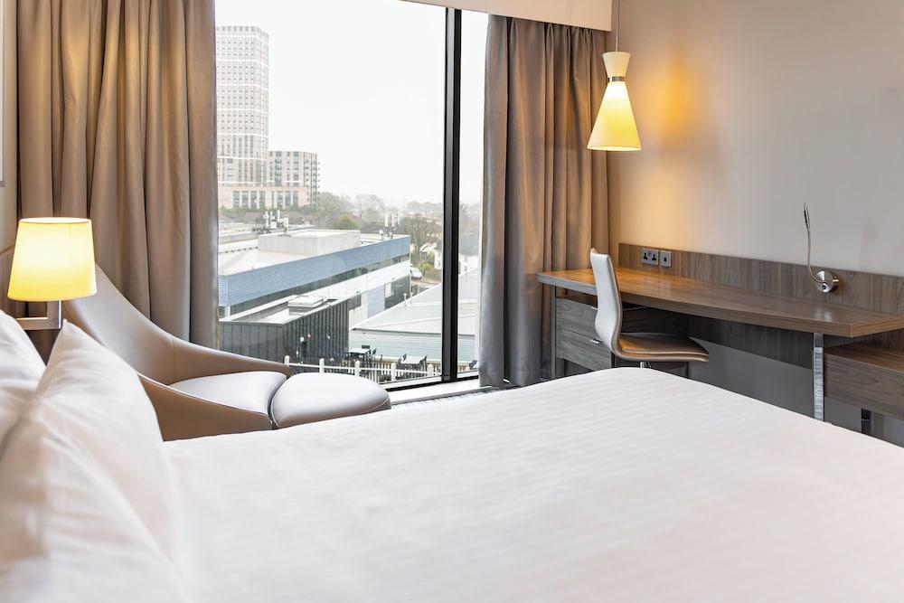 Holiday Inn LONDON - WEST - Tap to explore photos