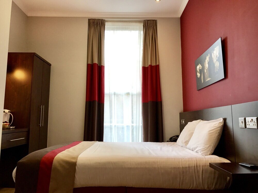 Royal Cambridge Hotel Room Type - Deluxe Double Room