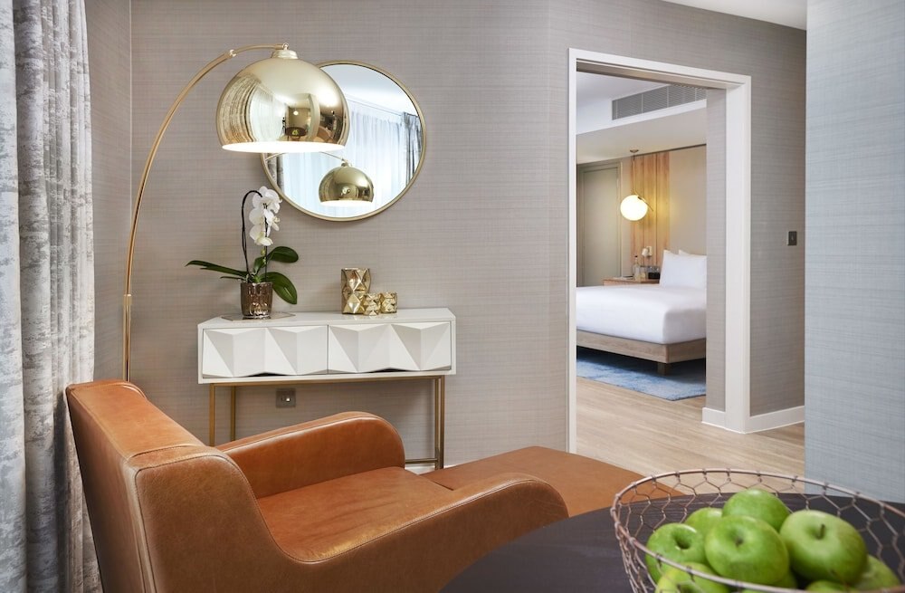 DoubleTree by Hilton Hotel London ExCel Room Type - Deluxe Suite, 1 King Bed (Water View)