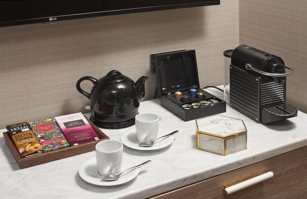 DoubleTree by Hilton Hotel London ExCel Room Type - KING SUITE W  CITY VIEW
