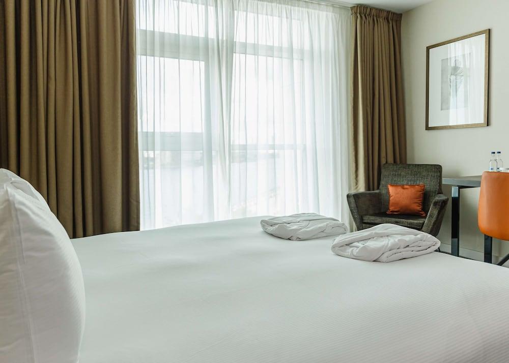 DoubleTree by Hilton Hotel London ExCel Room Type - KING DELUXE W  WATER VIEW