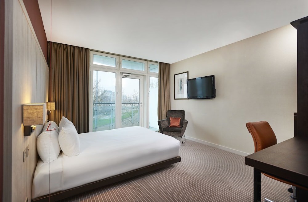 DoubleTree by Hilton Hotel London ExCel Room Type - Room, 1 Queen Bed, Accessible