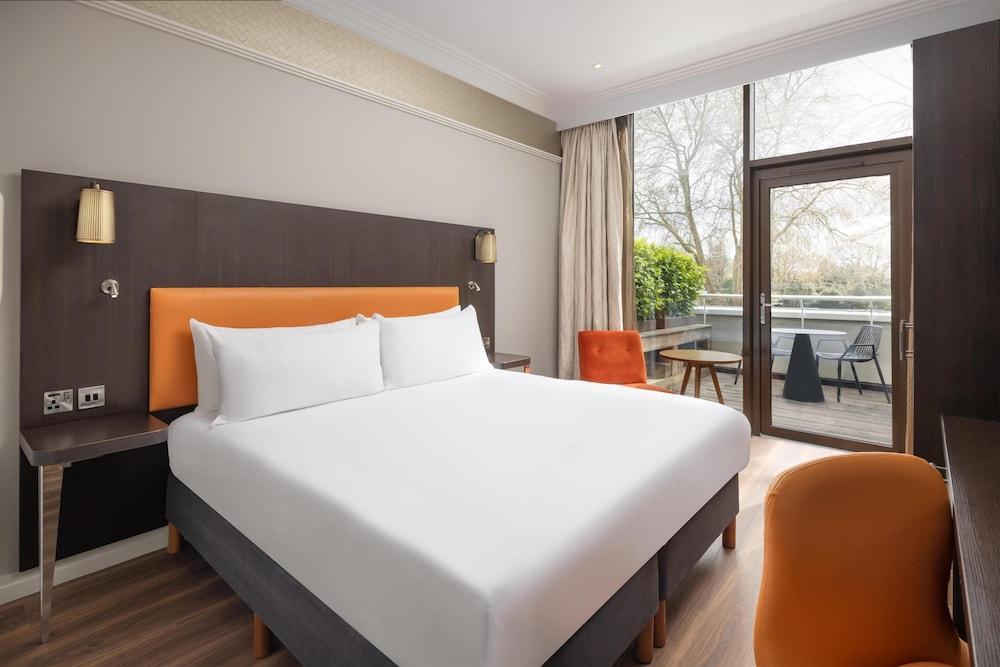 DoubleTree by Hilton Hotel London - Hyde Park Room Type - KING DELUXE BALCONY ROOM DoubleTree by Hilton Hotel London - Hyde Park Room Type - KING DELUXE BALCONY ROOM