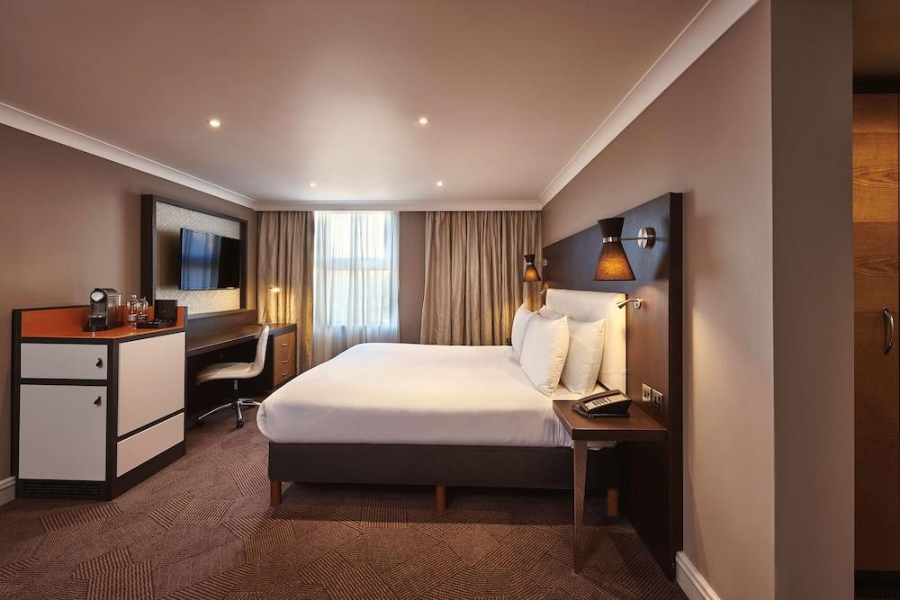 DoubleTree by Hilton London - Ealing Hotel - Tap to explore photos