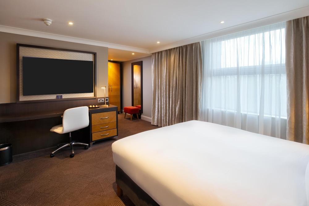DoubleTree by Hilton London - Ealing Hotel Room Type - Junior Suite, 1 King Bed