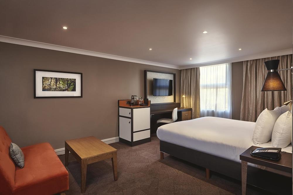 DoubleTree by Hilton London - Ealing Hotel - Tap to explore photos