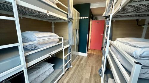 Smart Hyde Park View - Hostel Room Type - Bed in Mixed Dormitory Room for 6 people with Bathroom (18-45 Years) Smart Hyde Park View - Hostel Room Type - Bed in Mixed Dormitory Room for 6 people with Bathroom (18-45 Years)