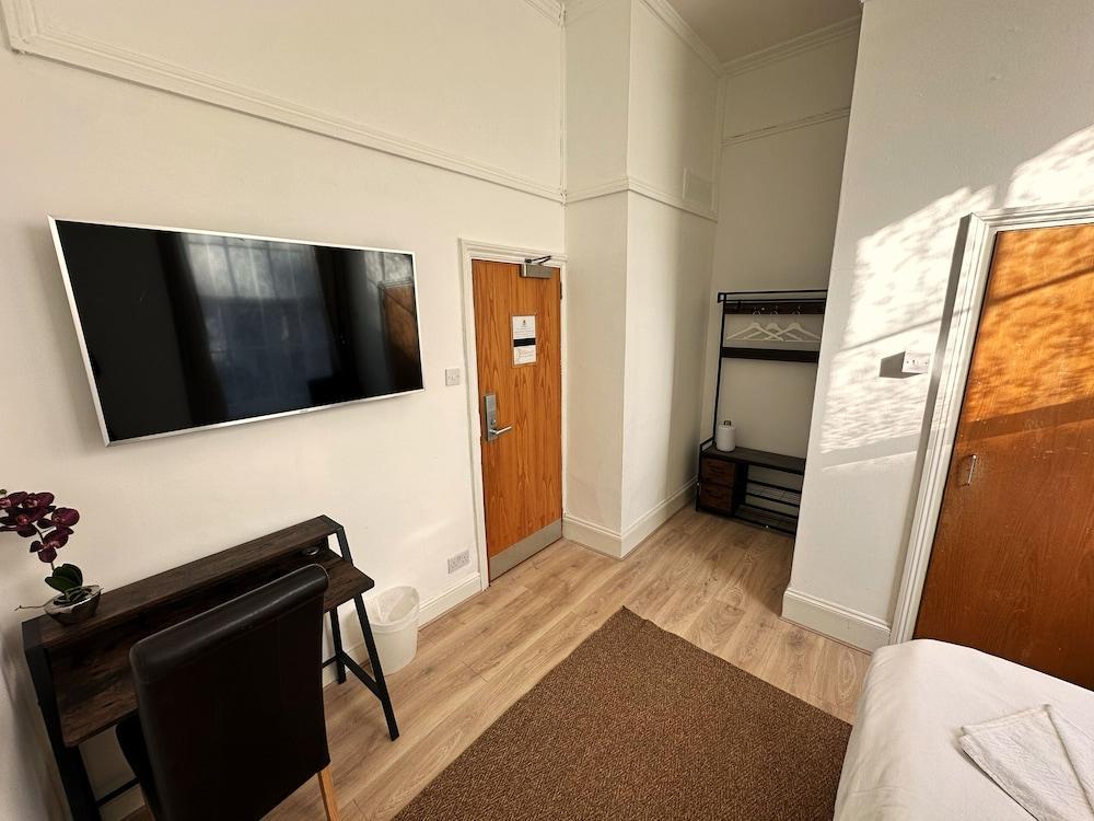 Somerset Hotel Baker Street London - Tap to explore photos