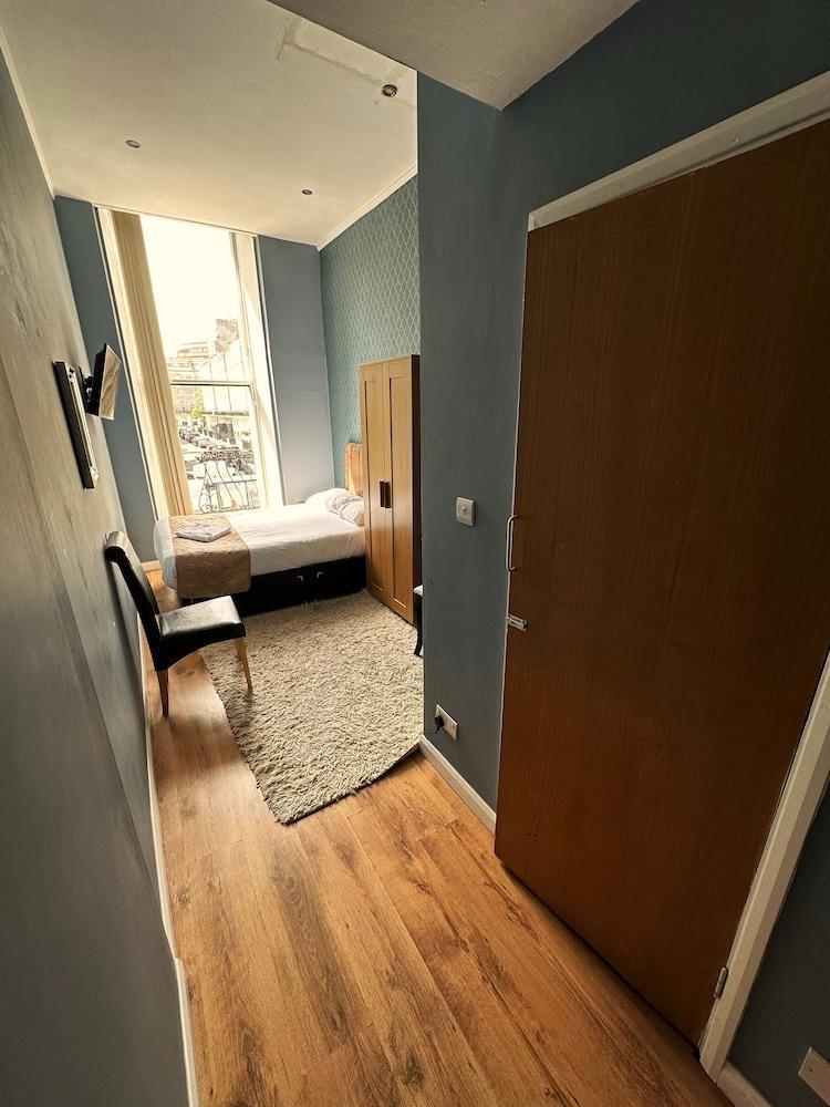 Somerset Hotel Baker Street London - Tap to explore photos