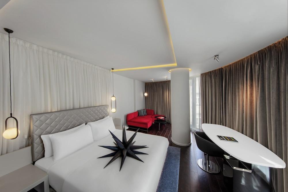 W London Room Type - Deluxe Suite, 1 King Bed, Corner (Corner)
