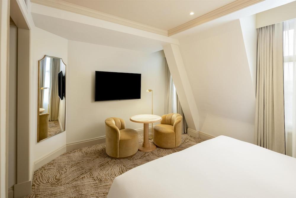 The Waldorf Hilton, London Room Type - QUEEN HILTON ROOM
