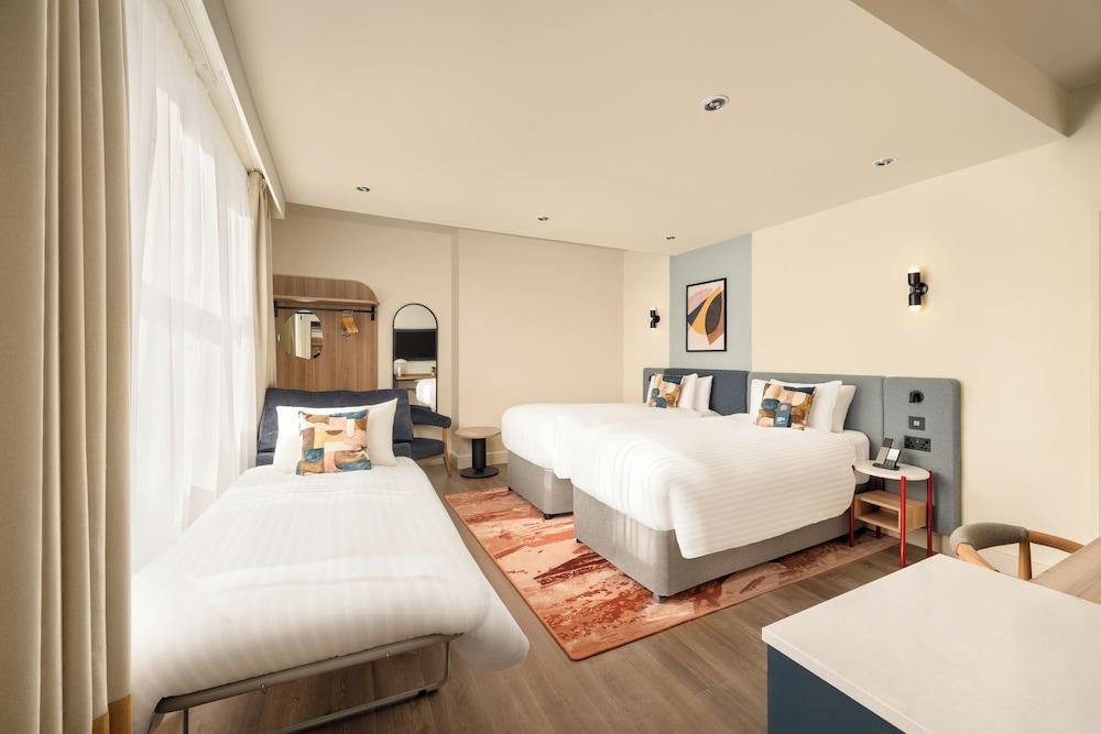 voco London – Bloomsbury by IHG Room Type - Premium Room, 3 Twin Beds