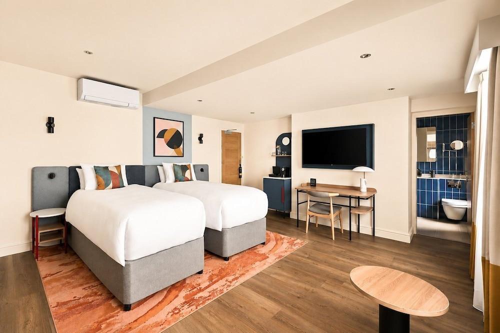 voco London – Bloomsbury by IHG Room Type - Premium Room, 2 Twin Beds
