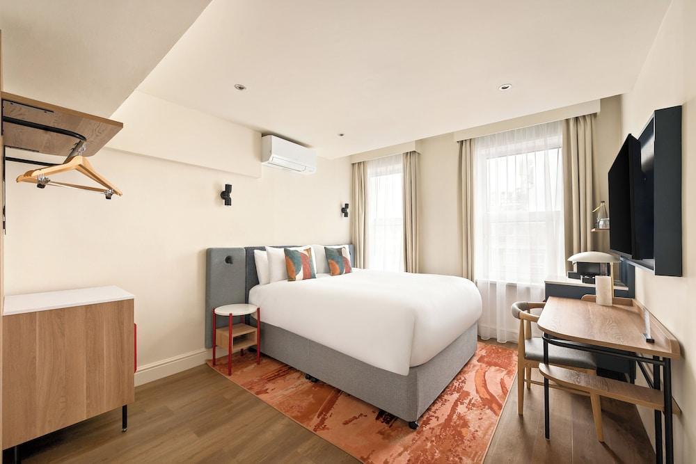 voco London – Bloomsbury by IHG Room Type - Premium Room, 1 Double Bed