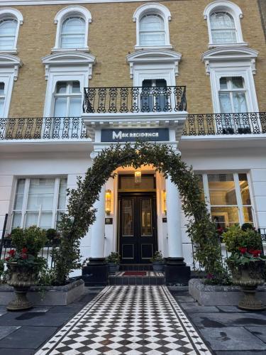 Whiteleaf Hotel - Tap to explore photos