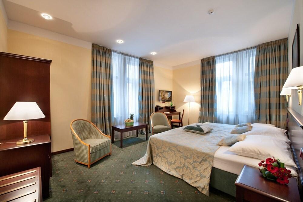 EA Hotel Downtown Room Type - Executive Double Room