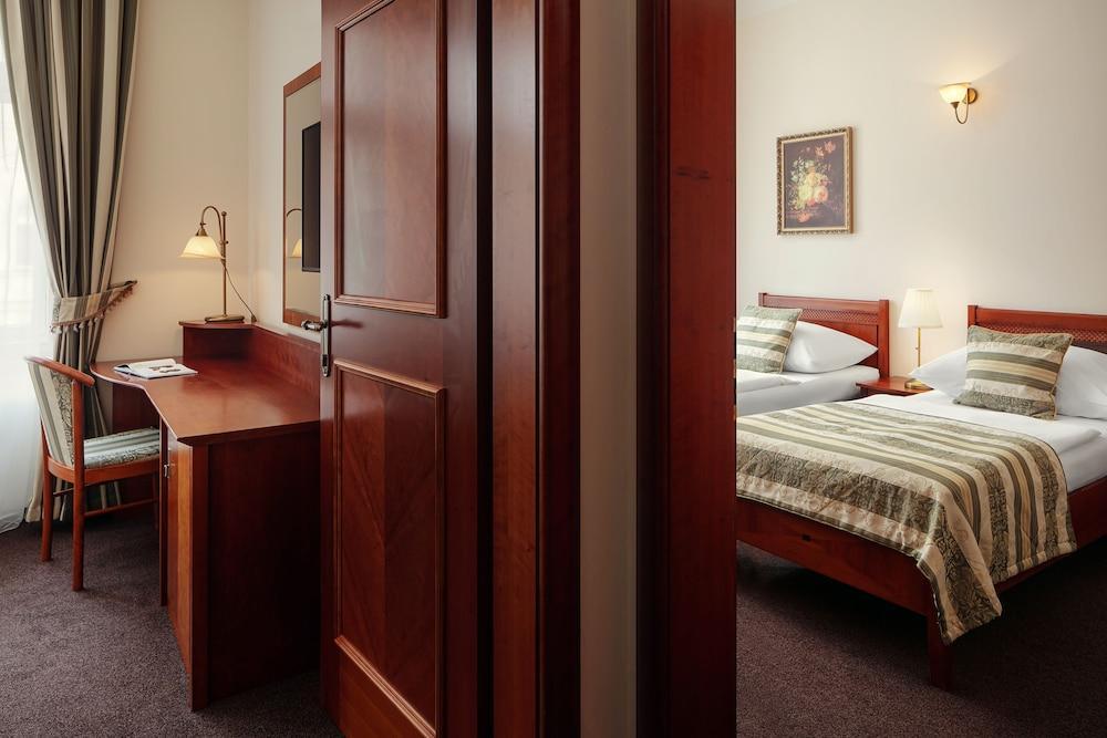Amigo City Centre Hotel Room Type - Junior Suite