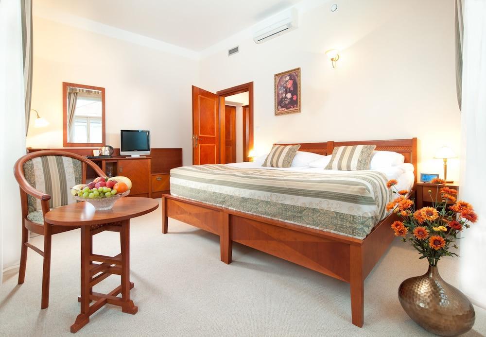Amigo City Centre Hotel Room Type - Standard Double or Twin Room Amigo City Centre Hotel Room Type - Standard Double or Twin Room