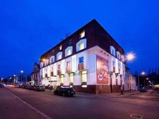 Hotel Henrietta - Tap to explore photos