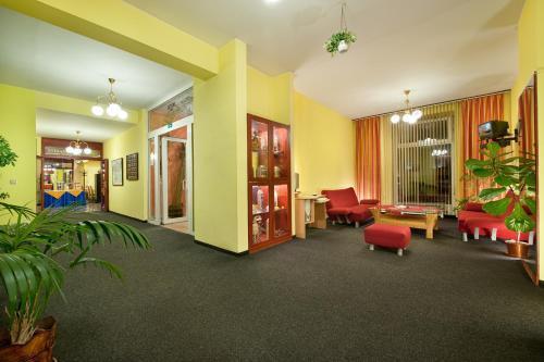 Hotel Henrietta - Tap to explore photos