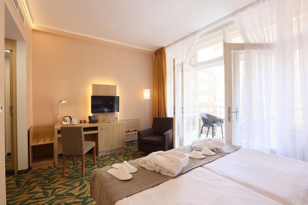 Hotel Amarilis - Tap to explore photos