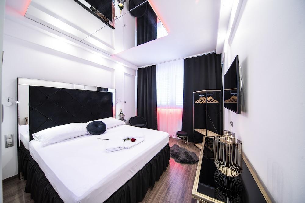 Hotel Aura Design & Garden Pool Room Type - Elegant with free pool access