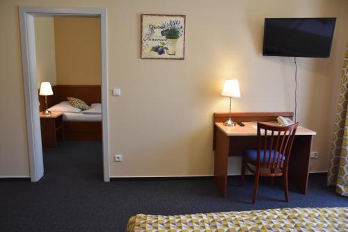 Aparthotel Austria Suites - Tap to explore photos
