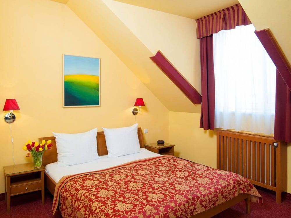 Cloister Inn Room Type - Standard Double or Twin Room