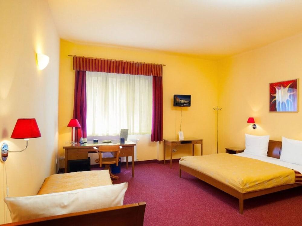 Cloister Inn - Tap to explore photos