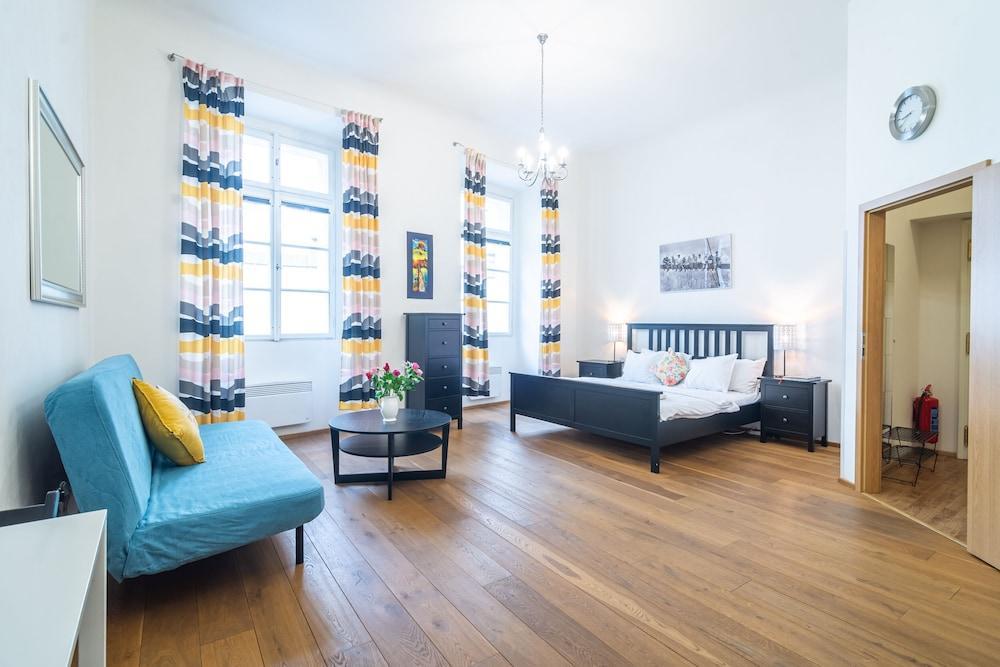 Royal Road Residence Room Type - City Studio, Multiple Beds, Kitchenette, City View