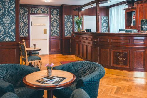 Hotel Elysee - Tap to explore photos