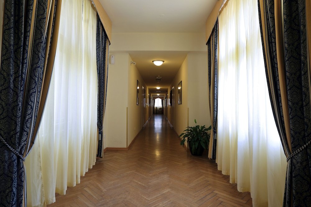 Hotel Elysee - Tap to explore photos