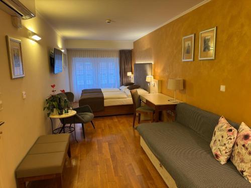 Golden Wheel Hotel Prague - Tap to explore photos