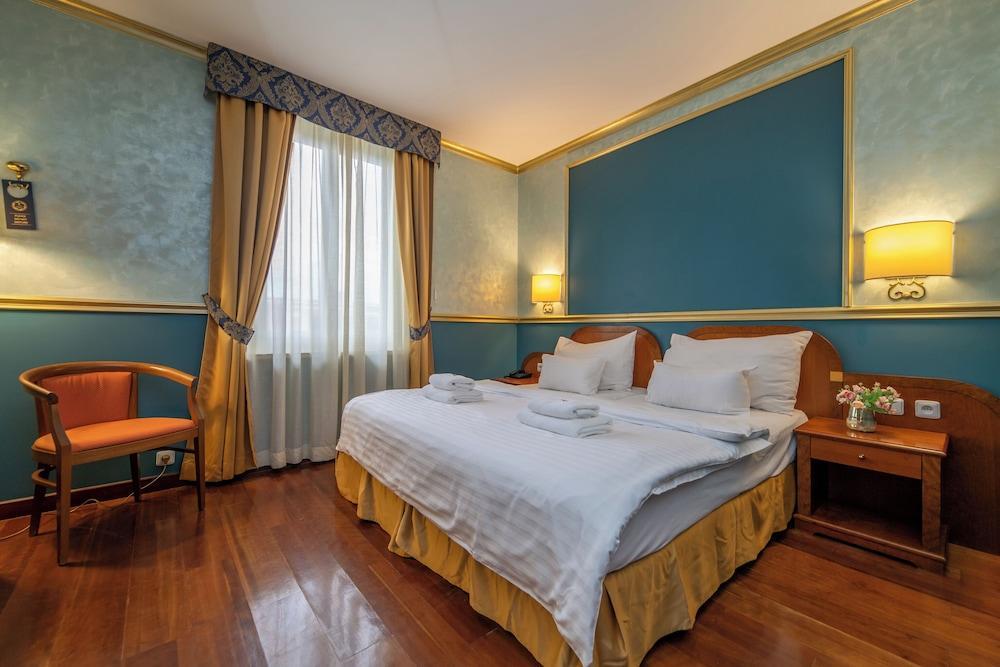 Hotel Kinsky Fountain Room Type - Double or Twin Room Hotel Kinsky Fountain Room Type - Double or Twin Room